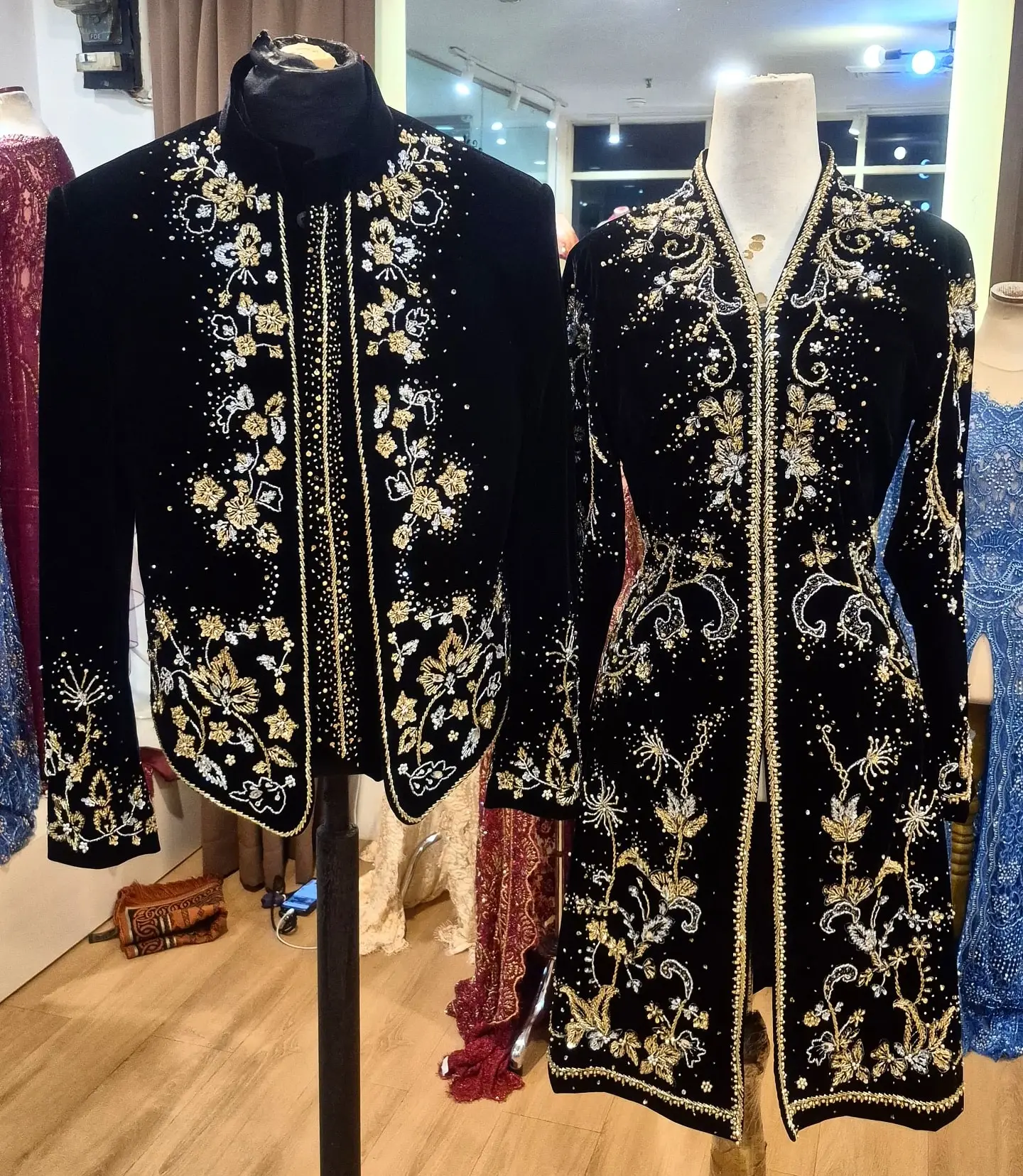 Sepasang beskap dan kebaya beludru hitam bersulam emas