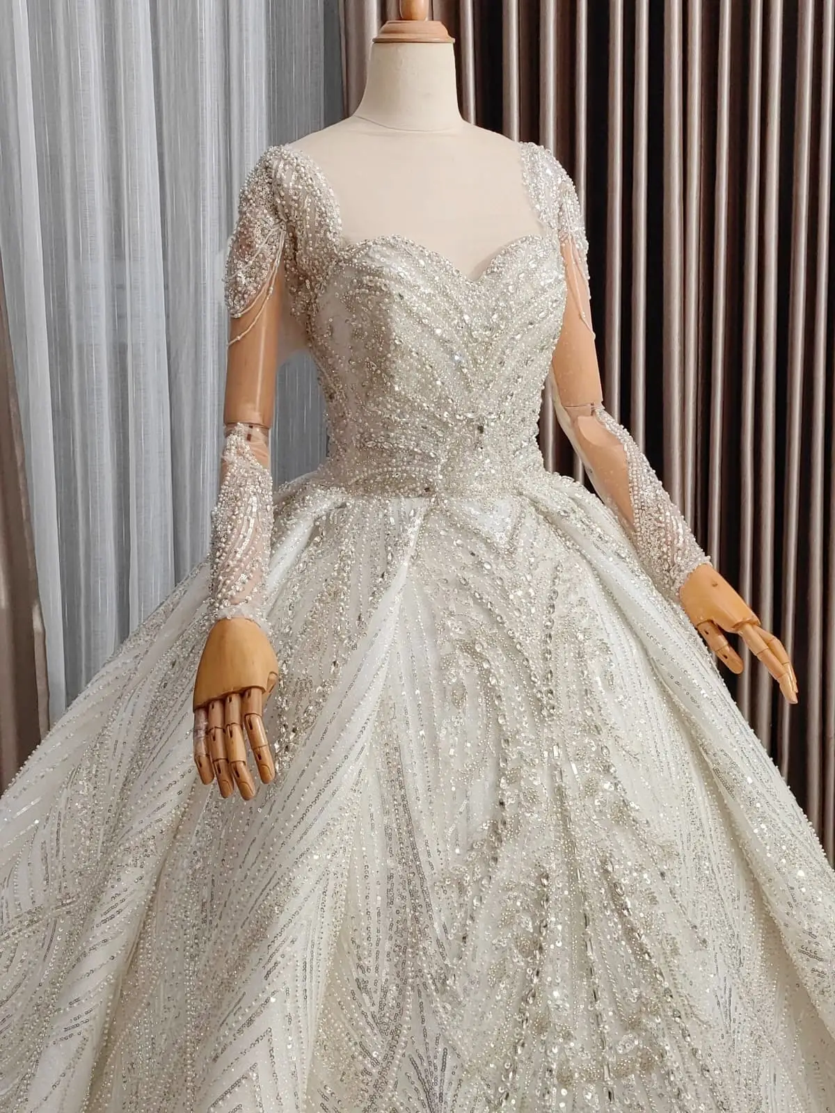 Gaun bola pengantin berlengan panjang transparan