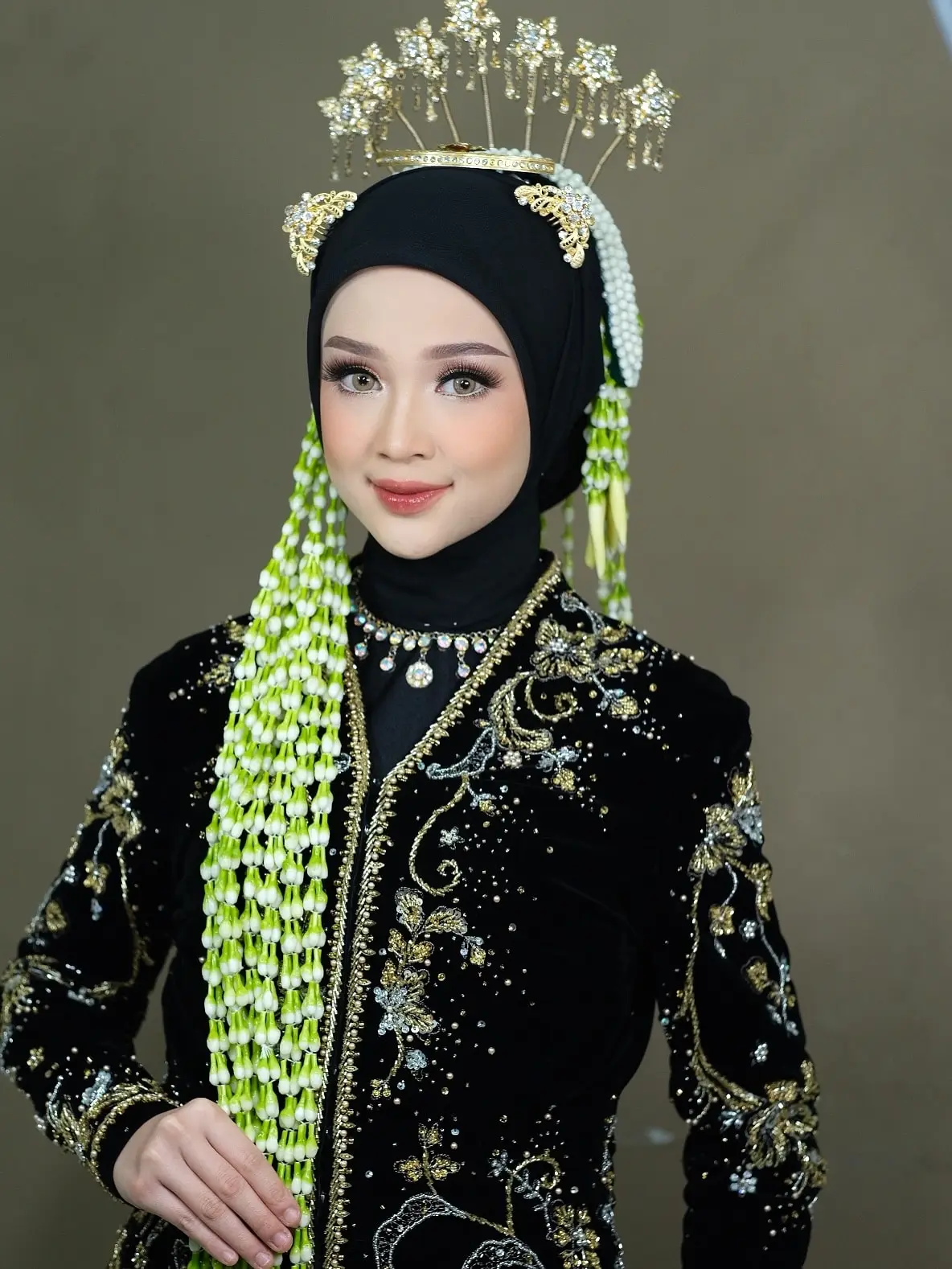 Kebaya beludru hitam bersulam emas dengan ronce melati