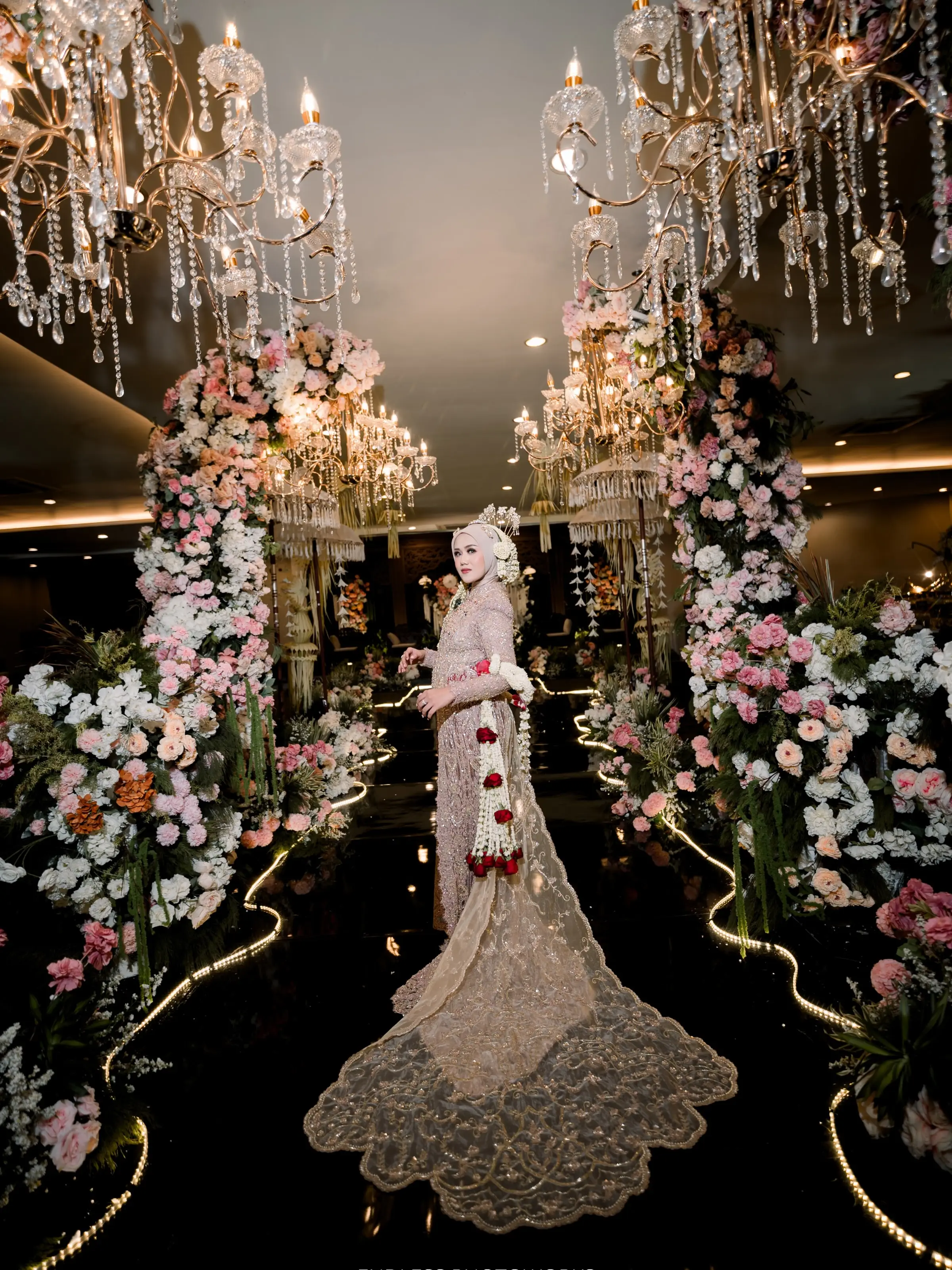Dekorasi pernikahan Asih Wedding dengan lampu kristal dan rangkaian bunga