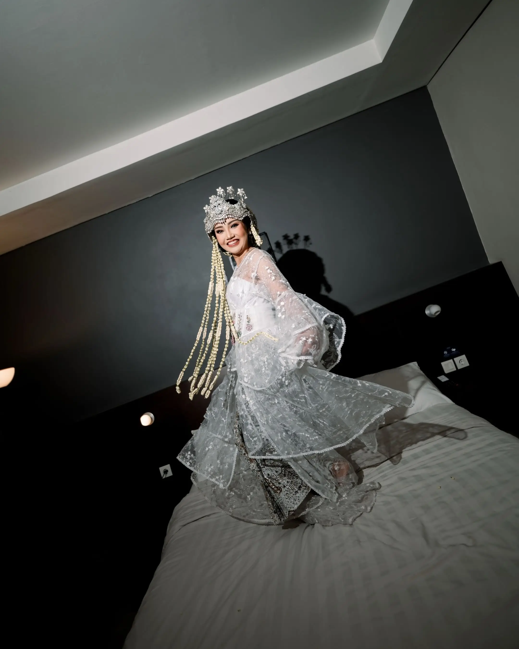 Pengantin berkebaya putih dengan siger dan ronce melati panjang