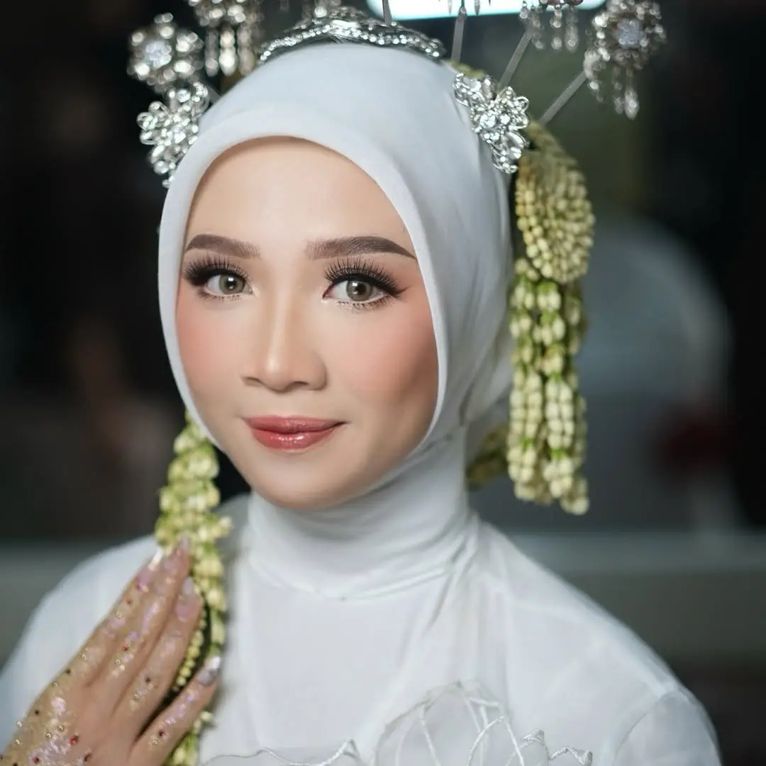 Riasan pengantin berhijab putih dari dekat