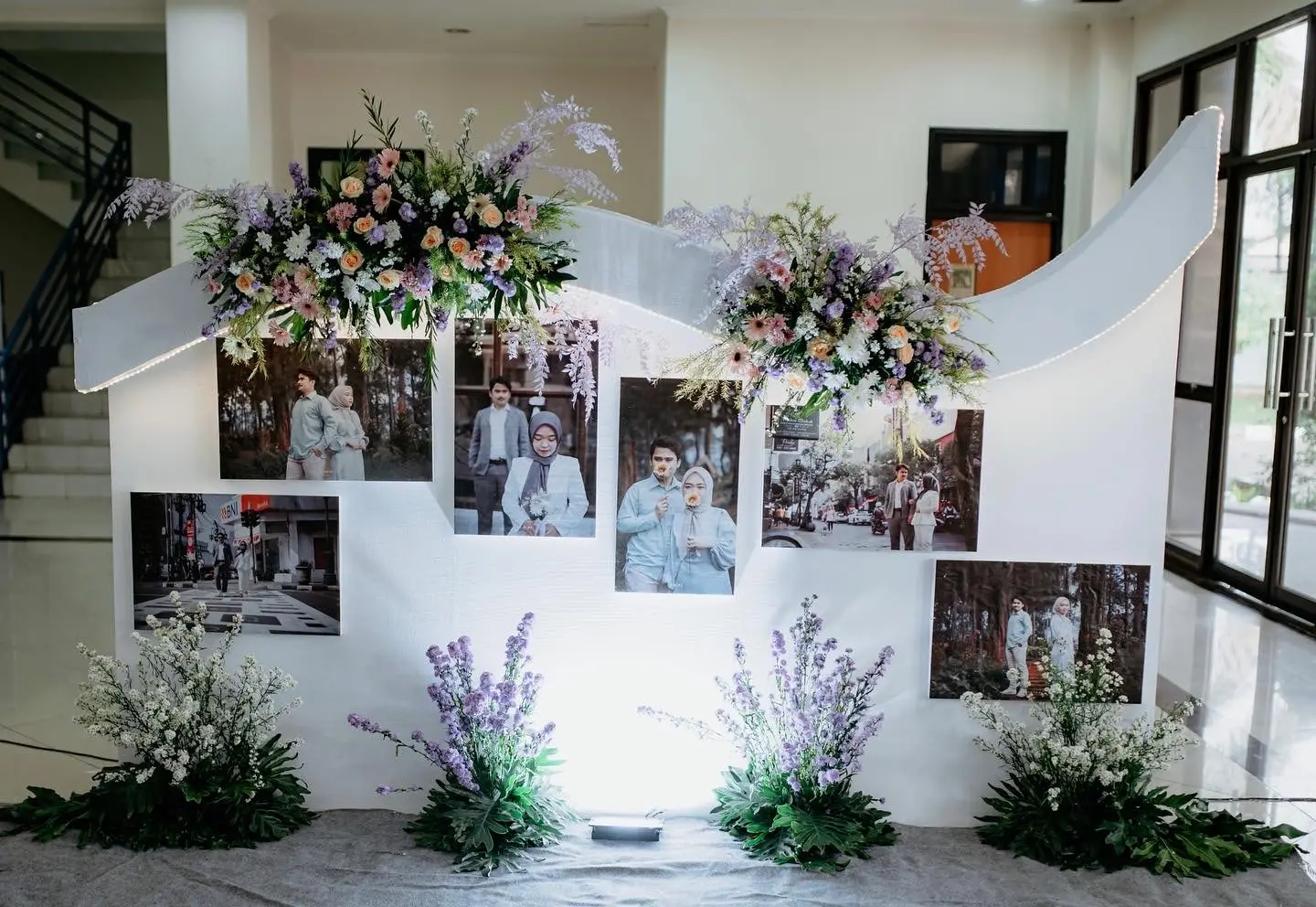 Sudut foto dengan bingkai foto pasangan dan bunga