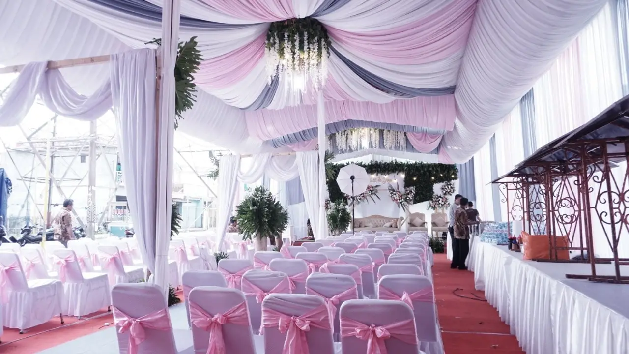 Tenda pernikahan di rumah dengan plafon kain merah muda